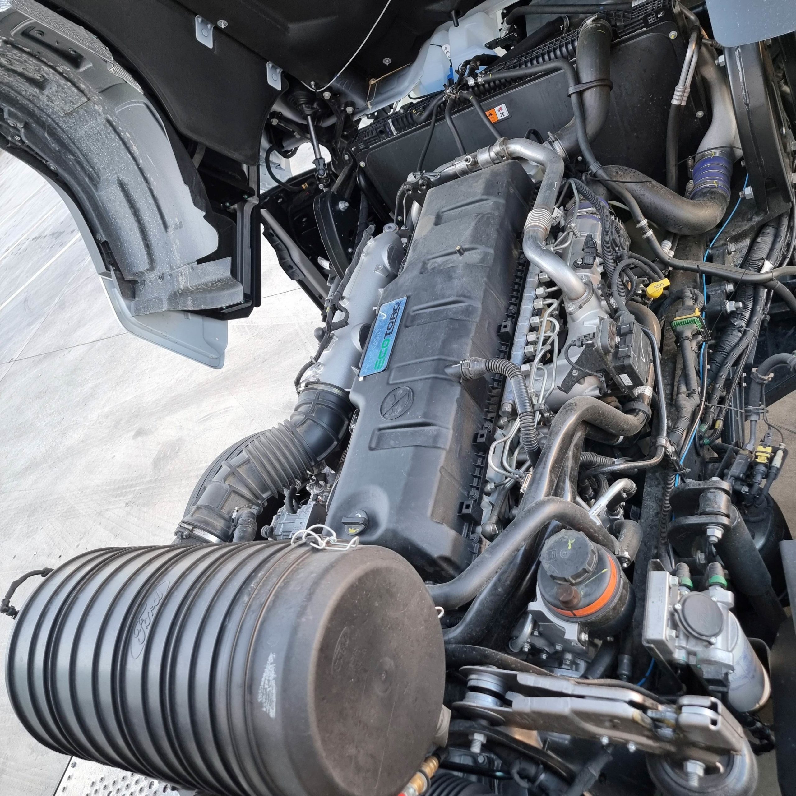 El nuevo motor Ecotorq 12,7 litros de Ford Trucks modifica sus componentes mecánicos para mejorar rendimiento e incrementar la fiabilidad de anteriores versiones. El nuevo motor Ecotorq 12,7 litros de Ford Trucks modifica sus componentes mecánicos para mejorar rendimiento e incrementar la fiabilidad de anteriores versiones.