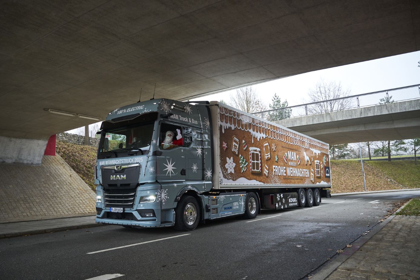 MAN lanza su primer Camión Navideño Eléctrico