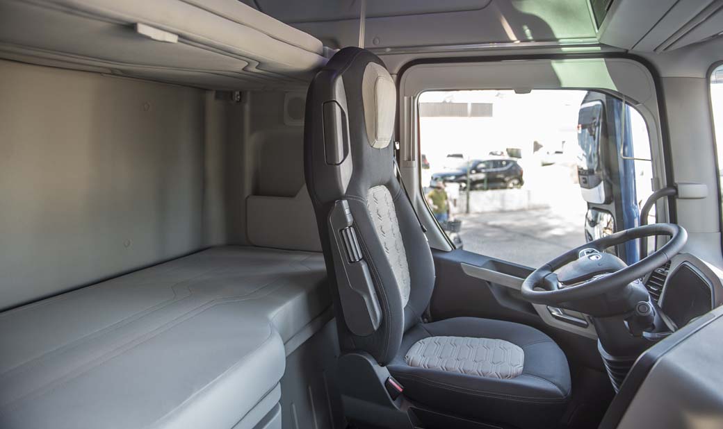 Iniciamos 2026 y lo cierto es que las empresas de transporte siguen sin ser capaces de aumentar el atractivo de la profesión de conductor de camiones para atraer nuevos profesionales, sobretodo en el transporte de largo recorrido. 