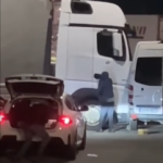 ROBOS PELIGRO EN LOS DESCANSOS DEL TRANSPORTE Se ha publicado en diversas RRSS, esta imagen se ha obtenido en el Grupo Eurotruckstar de Facebook, la imagen de un compañerpo camionero defendiéndose como puede de un grupo de ladrones. Por desgracia esta escena es cada día más habitual en nuestras áreas de descanso donde los transportistas no pueden parar con tranquilidad. Robos Ap7.