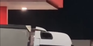 ROBOS PELIGRO EN LOS DESCANSOS DEL TRANSPORTE Se ha publicado en diversas RRSS, esta imagen se ha obtenido en el Grupo Eurotruckstar de Facebook, la imagen de un compañerpo camionero defendiéndose como puede de un grupo de ladrones. Por desgracia esta escena es cada día más habitual en nuestras áreas de descanso donde los transportistas no pueden parar con tranquilidad. Robos Ap7.