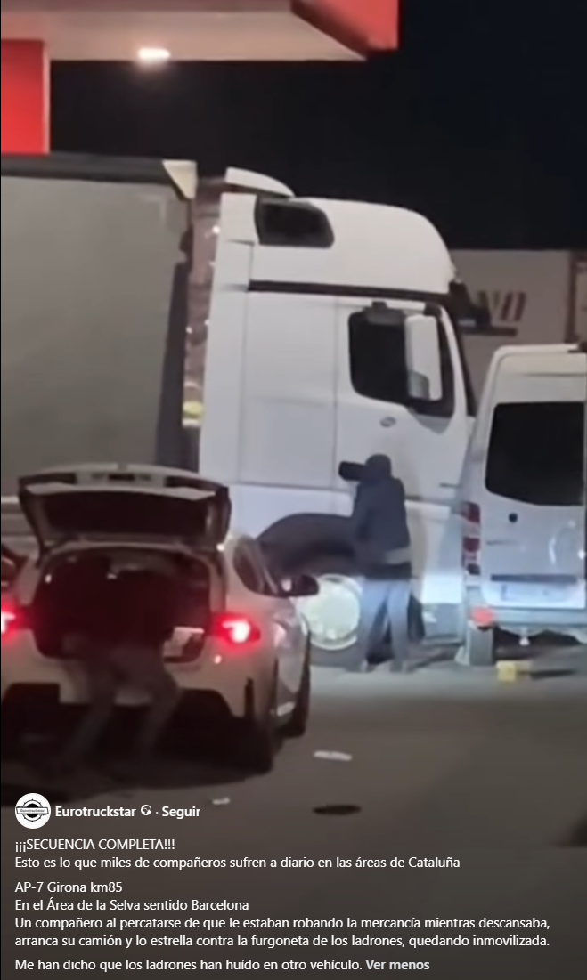 Se ha publicado en diversas RRSS, esta imagen se ha obtenido en el Grupo Eurotruckstar de Facebook, la imagen de un compañerpo camionero defendiéndose como puede de un grupo de ladrones. Por desgracia esta escena es cada día más habitual en nuestras áreas de descanso donde los transportistas no pueden parar con tranquilidad. Robos Ap7.