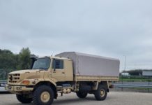 Zetros Mercedes Benz Único Camión Militar Europeo con Cabina de Morro Revoluciona el Ejército Francés La serie de camiones Zetros de Mercedes Benz Trucks destaca por su cabina de morro y exclente motricidad para circular a plena carga por terreno complicado offroad. Aquçi vemos una versión 4X4.
