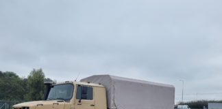 Zetros Mercedes Benz Único Camión Militar Europeo con Cabina de Morro Revoluciona el Ejército Francés La serie de camiones Zetros de Mercedes Benz Trucks destaca por su cabina de morro y exclente motricidad para circular a plena carga por terreno complicado offroad. Aquçi vemos una versión 4X4.