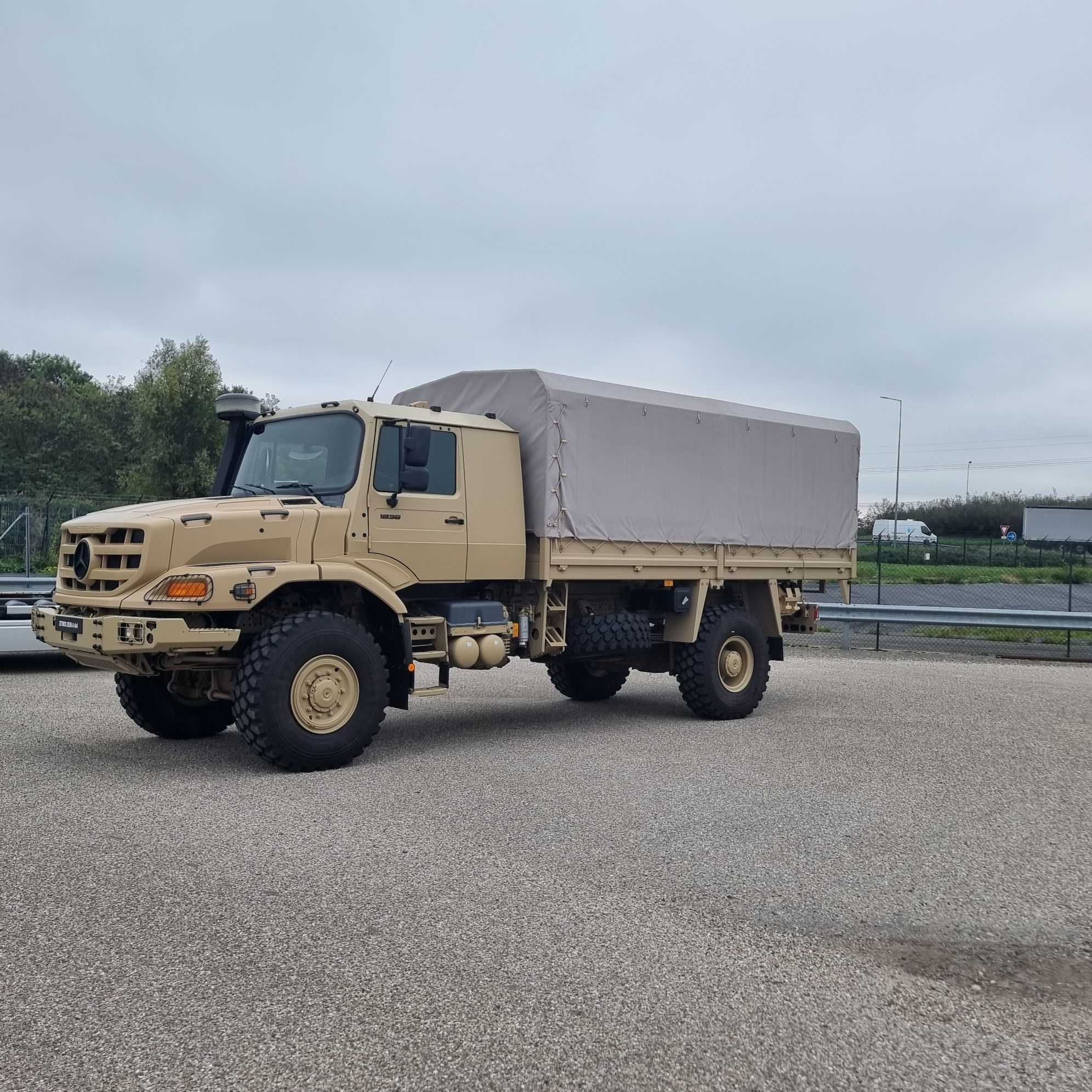 La serie de camiones Zetros de Mercedes Benz Trucks destaca por su cabina de morro y exclente motricidad para circular a plena carga por terreno complicado offroad. Aquçi vemos una versión 4X4. 