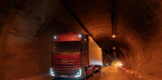 Ford F-MAX MCA con puesto de conducción digital Ford Trucks mejora la aerodinámica exterior del F MAX y ofrece un nuevo puesto de conducción digital.