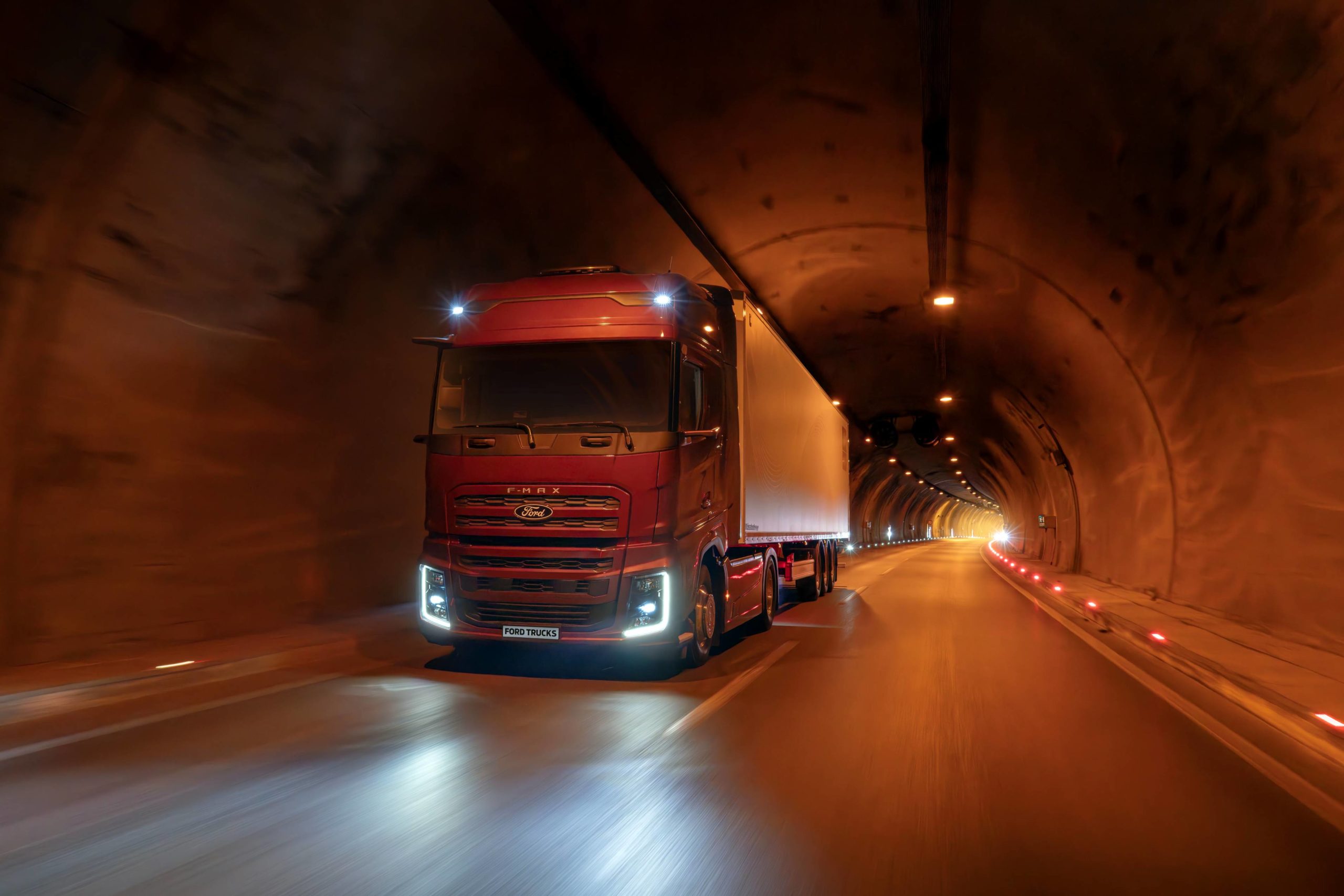 Ford Trucks mejora la aerodinámica exterior del F MAX y ofrece un nuevo puesto de conducción digital.