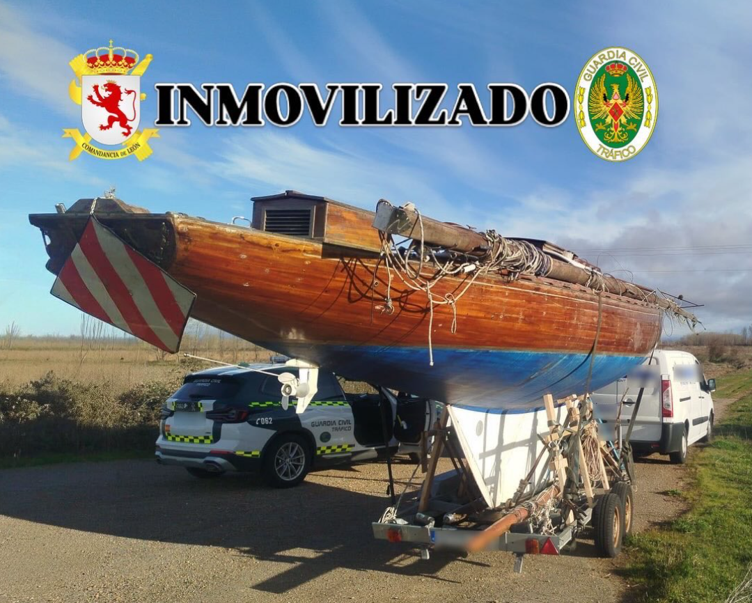 Normativa de transporte, barco pirata en la carretera