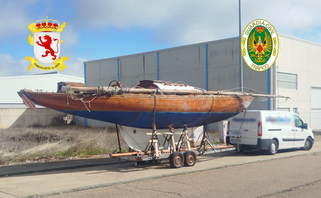 Normativa de transporte, barco pirata en la carretera