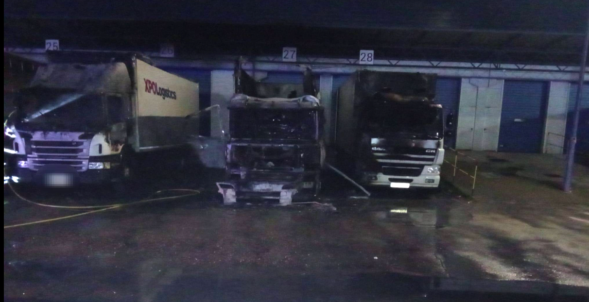 Seis camiones calcinados en el Centro de Transportes de Benavente Seis camiones calcinados en el Centro de Transportes de Benavente