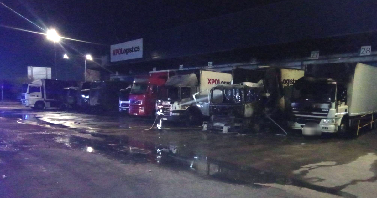 Seis camiones calcinados en el Centro de Transportes de Benavente Seis camiones calcinados en el Centro de Transportes de Benavente