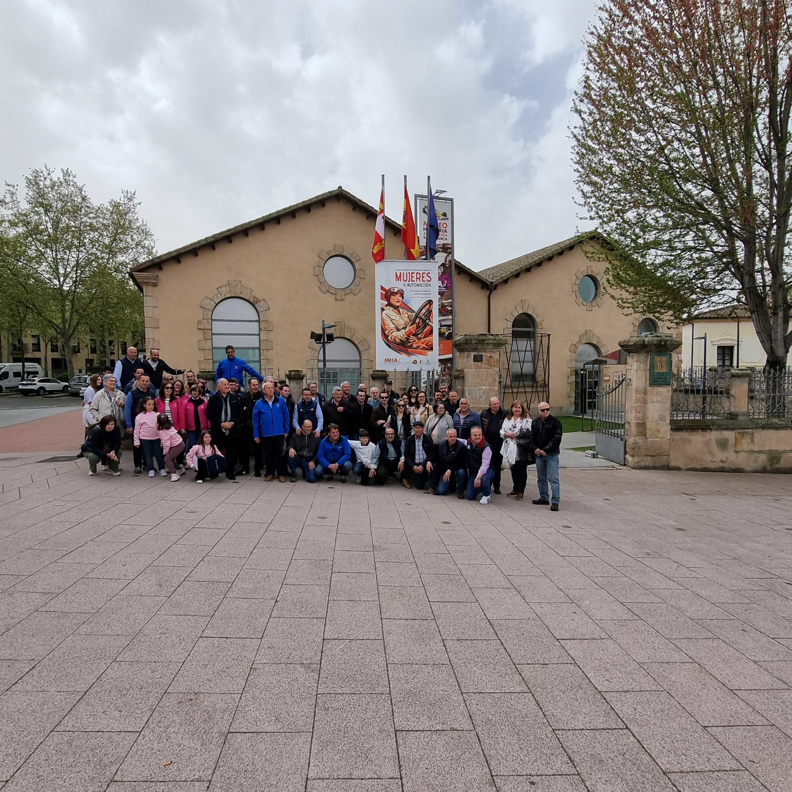 Miembros de la Asociación Clásicos Pesados de Castilla y León frente al Museo de Automoción de Salamanca.