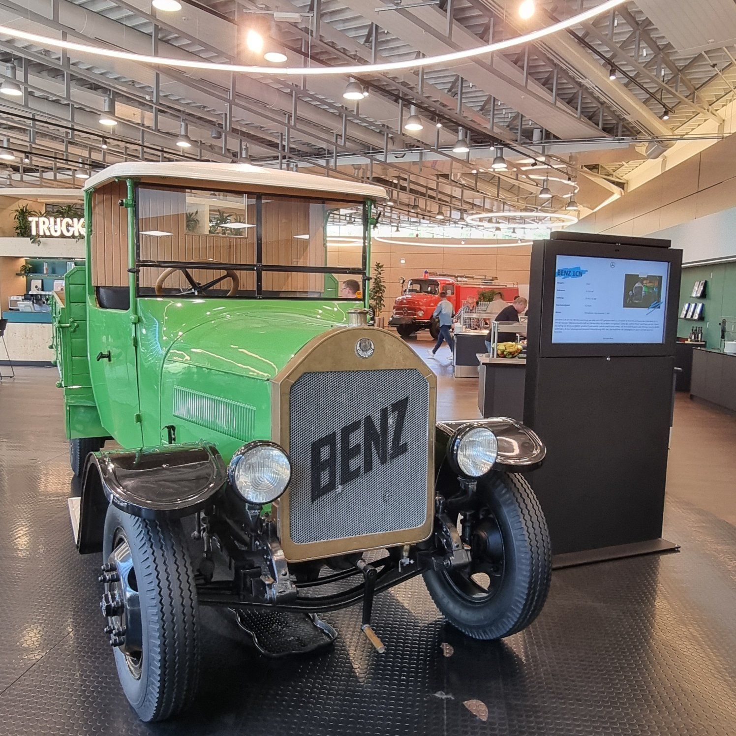 Camión Benz de 1922 que en su momento rendía 35 CV de potencia máxima gracias a un motor de gasolina de 4,7 litros de cilindrada.
