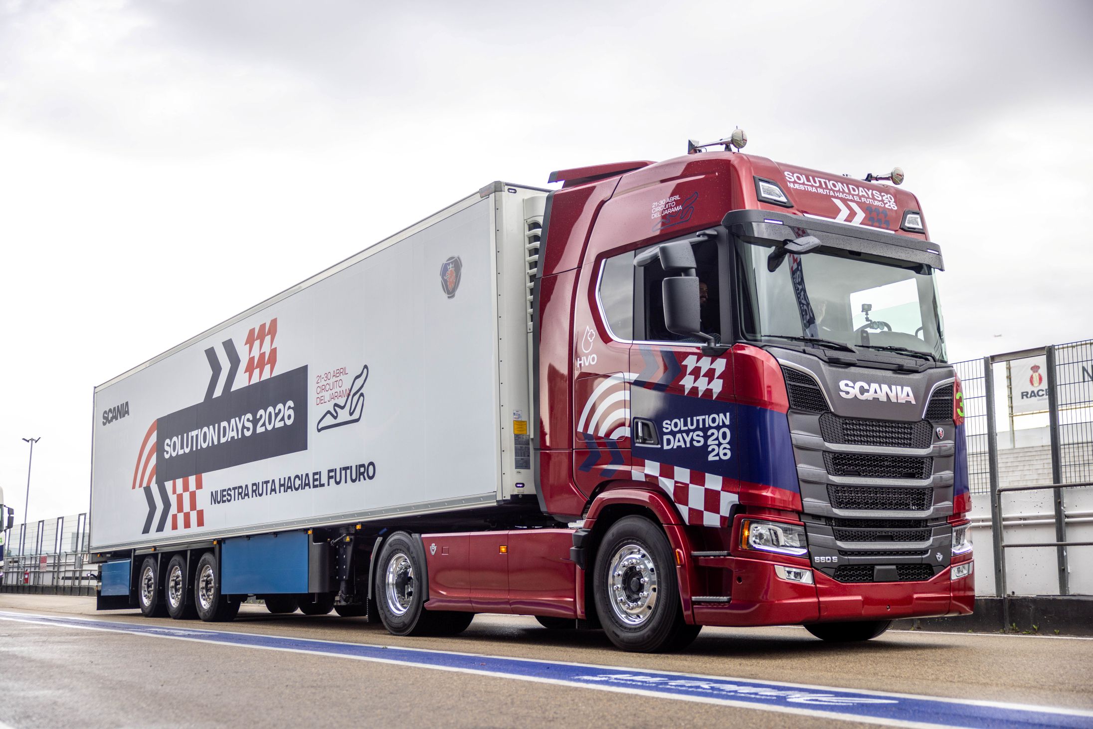 Con la llegada de los conjuntos Duotrailer y el combustible diésel renovable HVO la gama V8 de Scania de altas prestaciones tiene un gran papel que jugar en el transporte pesado de mercancías. 