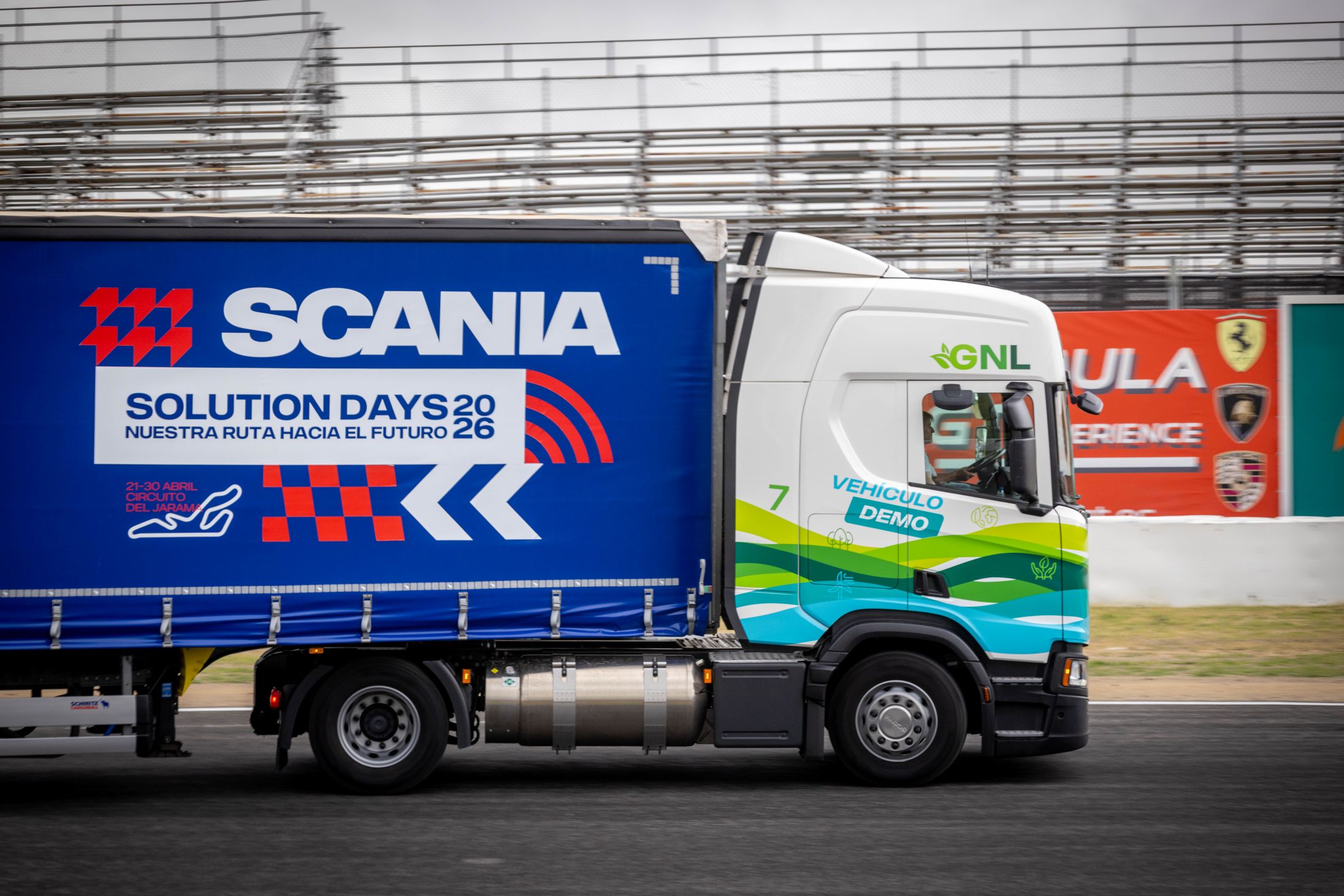 La tractora Scania GNL con motor 13 litros de 460 CV puede alcanzar hasta 1.400 kms de autonomía usando biogás de bajas emisiones. 