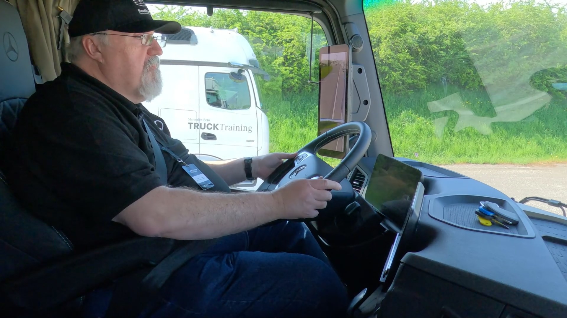 La cabina Procabin que comparten los Mercedes Benz Actros L y eActros 600 destaca por su confort y las ayudas electrónicas en el puesto de conducción. La cabina Procabin que comparten los Mercedes Benz Actros L y eActros 600 destaca por su confort y las ayudas electrónicas en el puesto de conducción.