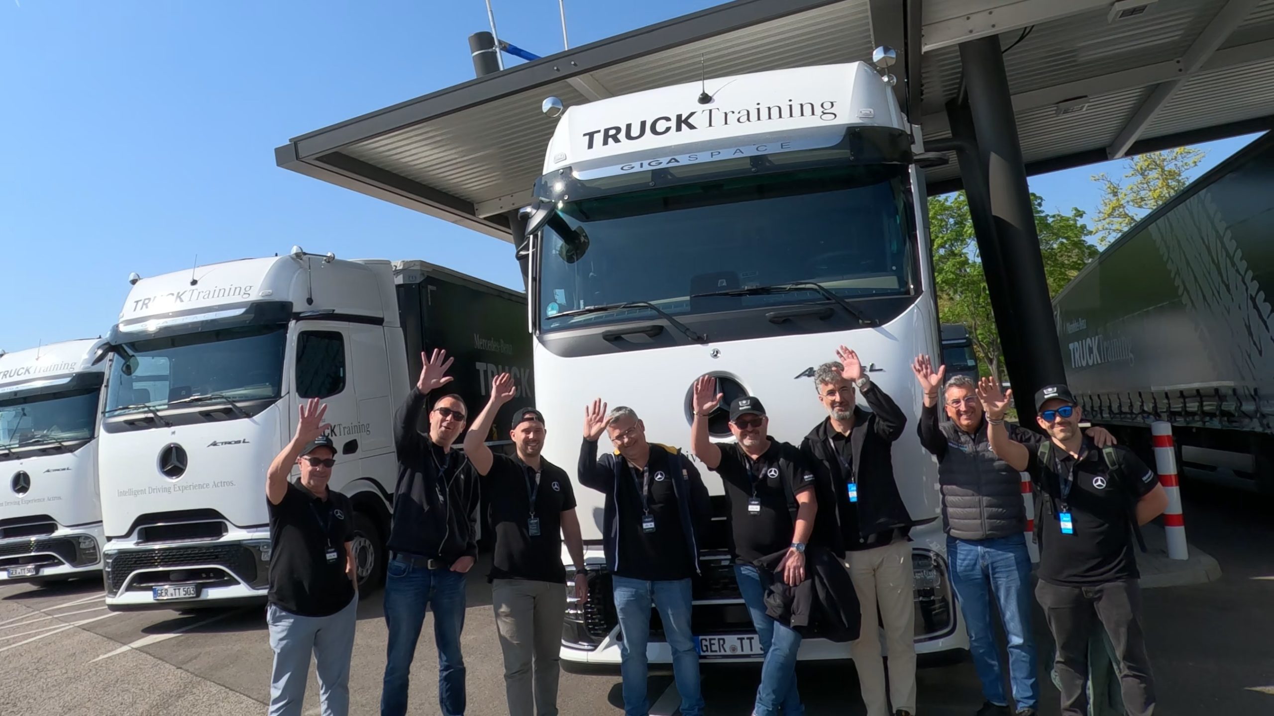 Los participantes españoles en el Mercedes Benz Trucks RoadStar saludan a los encamionaut@s.