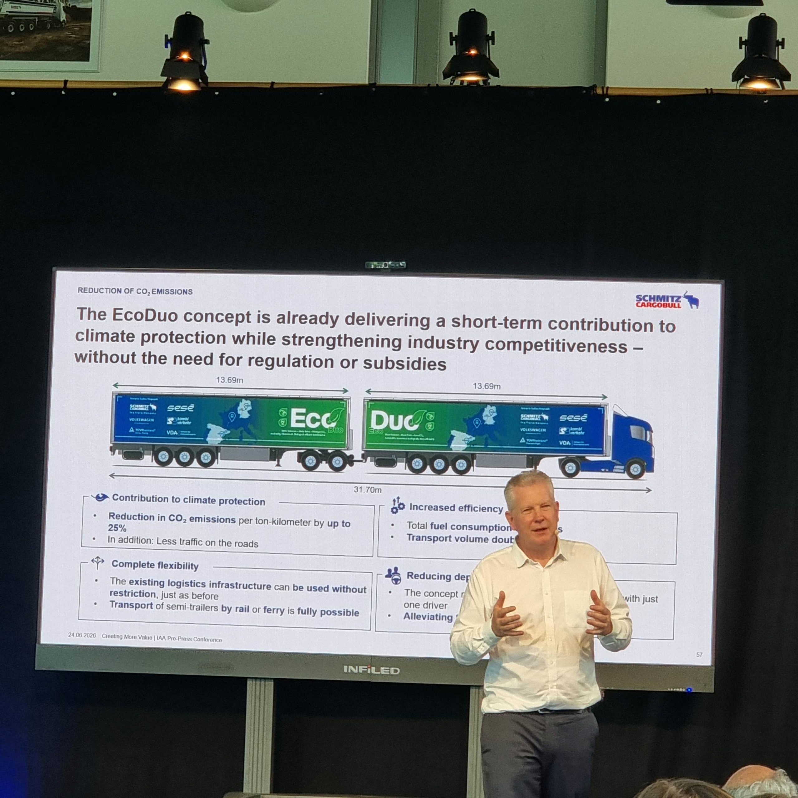 Andreas Schmitz defiende iniciativas como la española de autorizar la circulación de conjuntos duotrailer, capaz de disminuir las emisiones de CO2 haste en un 25 por ciento por cada tonelada transportada.
