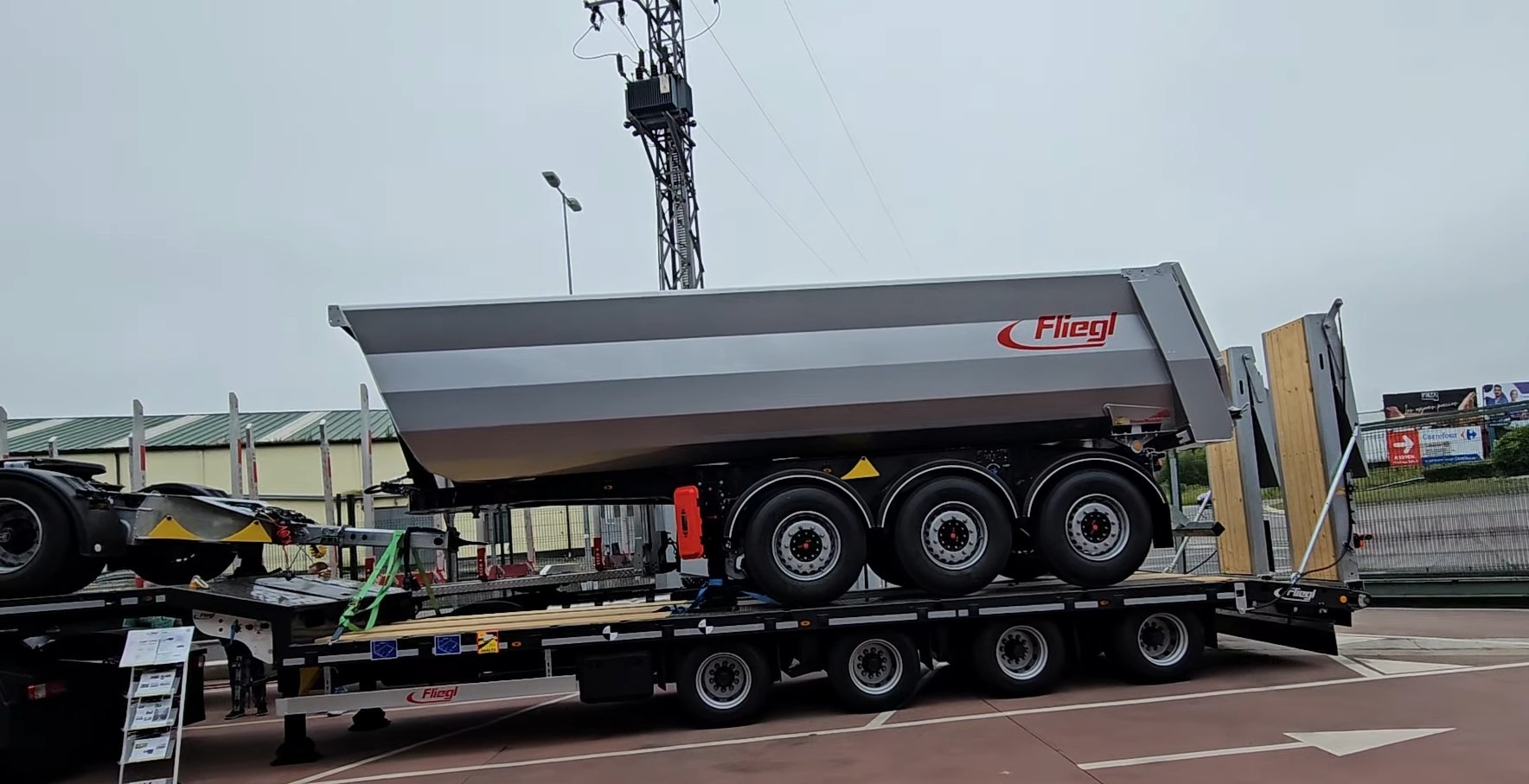 López y Vázquez Automoción distribuye la gama de remolques y semirremolques del fabricante alemán Fliegl.