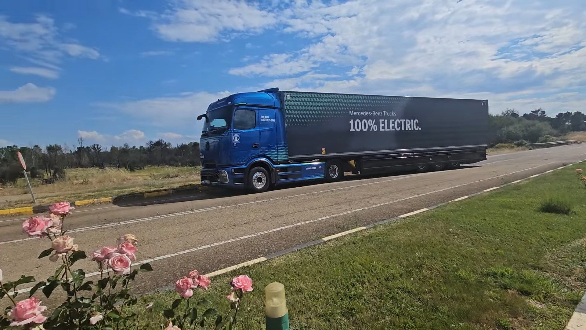 Al volante del eActros 600 de la Conexión Iberia con el cual superamos los Picos de Europa con 41 T y un consumo medio de 109 Kwh con cero emisiones.