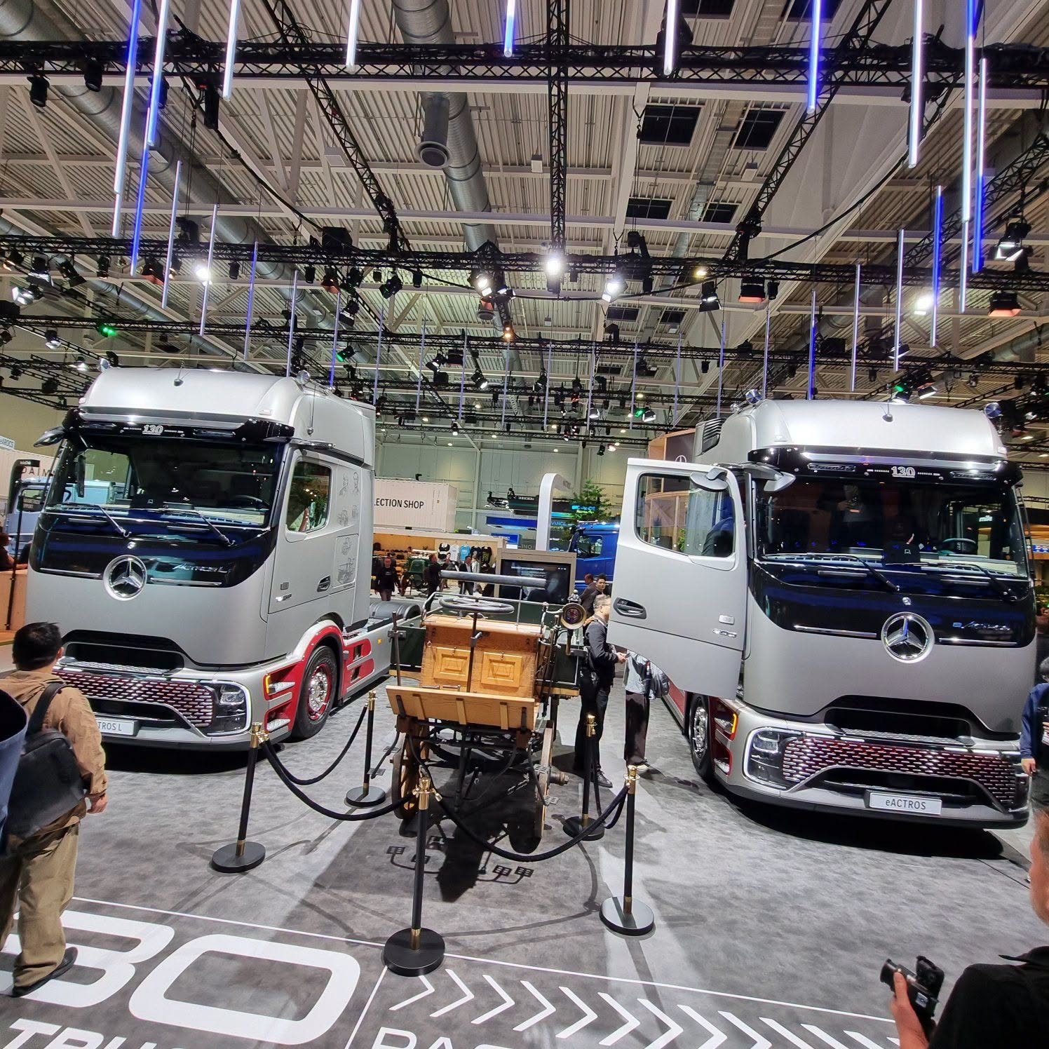 En este salón IAA 2026 Daimler Truck conmemora los 130 años del lanzamiento del primer camión de la historia con motor de explosión.