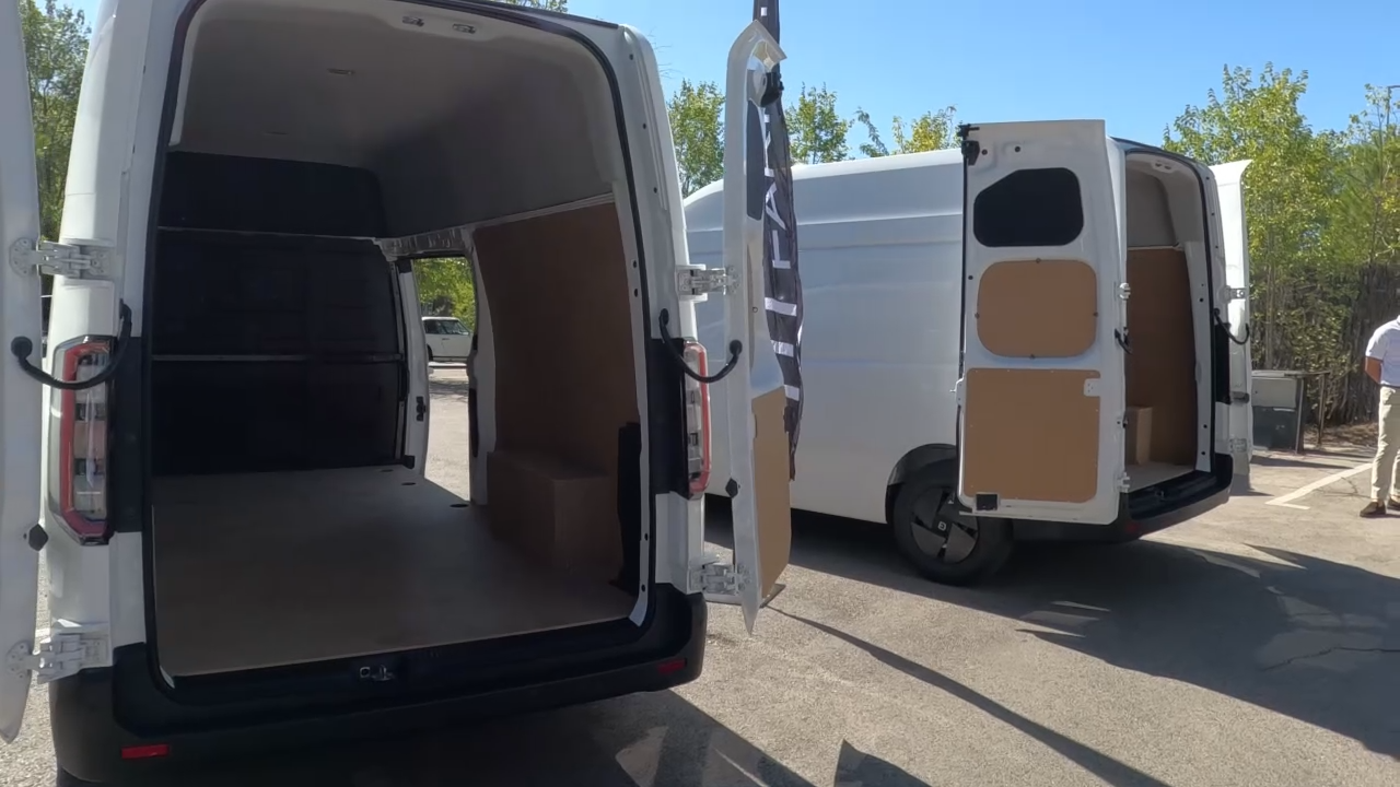 El importador AMH personaliza los furgones eléctricos Farizon con protecciones en la zona de carga para proteger los bultos y la propia carrocería. 