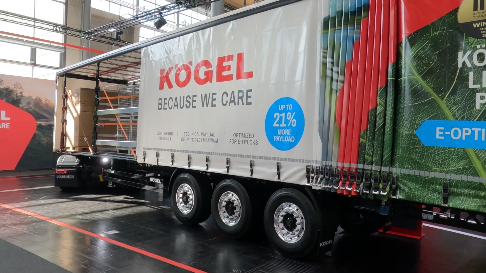 Esta plataforma Kogel adelanta el eje trídem para adaptar el reparto de pesos a las tractoras eléctricas, más pesadas, y que así el límite de carga por eje no reste carga útil al conjunto. 