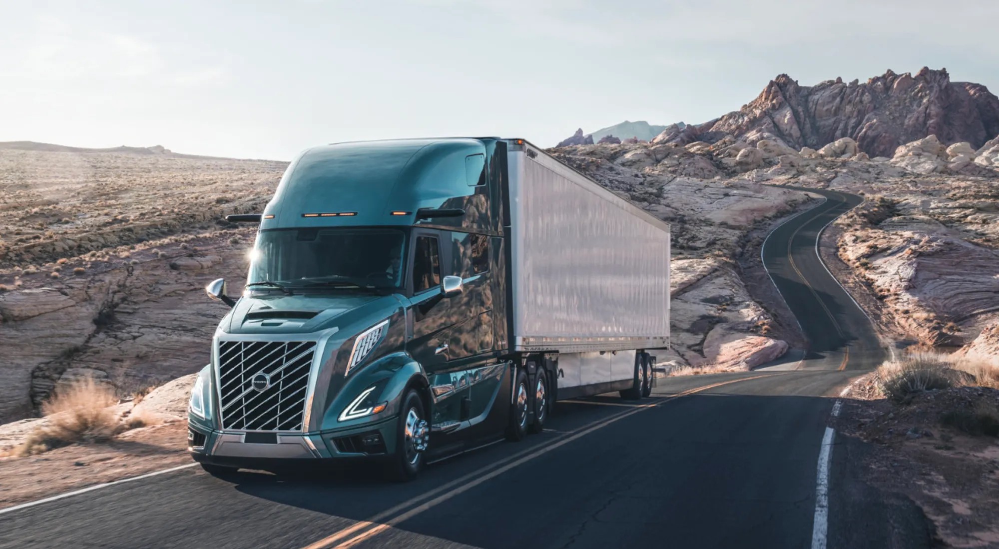 El Volvo VNL norteamericano cuenta con un gran sleeper para el largo recorrido.